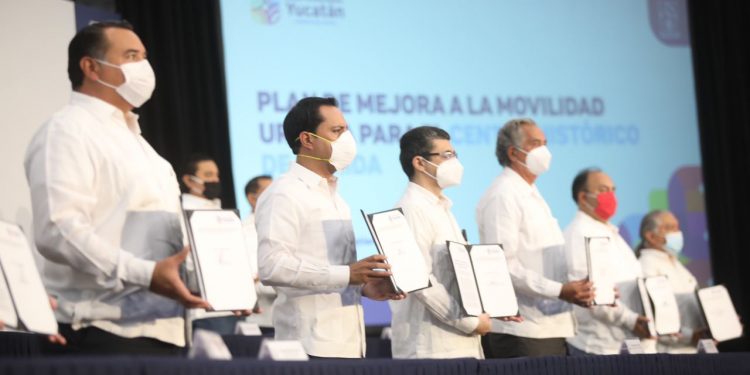 Firman el Plan de Mejora a la Movilidad Urbana para el Centro Histórico de Mérida / Se separarán las maniobras de ascenso y descenso de pasajeros de camiones / Cada ruta de autobuses deberá disponer de una terminal