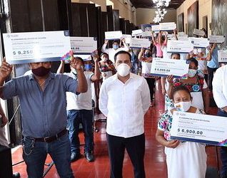 Durante una gira de trabajo por Valladolid, Vila Dosal distribuyó recursos entre 35 creadores de ese municipio, en su mayoría mujeres