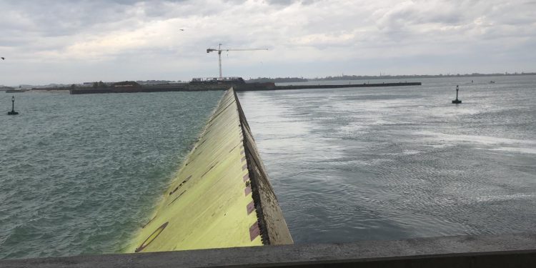 Venecia activó su sistema de barrera contra las inundaciones llamado “Mose” (Moisés) hoy por primera vez, para frenar las inundaciones