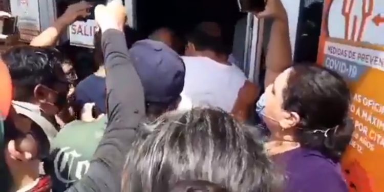 Furia ciudadana contra la construcctora Sadasi en el Fraccionamiento de Las Américas, donde más de un centenar de vecinos reclamaron a un representante de la empresa por los graves daños padecidos en sus viviendas