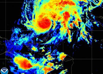 Gamma se ubica a 175 km al este-noreste de Progreso y a 45 km al norte de Río Lagartos / Rachas de viento de 100 km