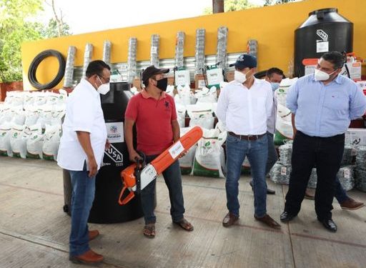 Gobernador Mauricio Vila Dosal supervisó la entrega de herramientas, maquinaria y materiales del programa “Peso a Peso”