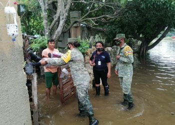 Elementos de la Secretaría de la Defensa Nacional repartieron despensas en apoyo de los habitantes damnificados de la sub comisaría Noc Ac del municipio de Mérida