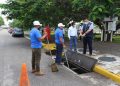 Renán Barrera Concha supervisó esta mañana los trabajos de limpieza y desazolve de rejillas y pozos pluviales ante llegada de huracán Delta