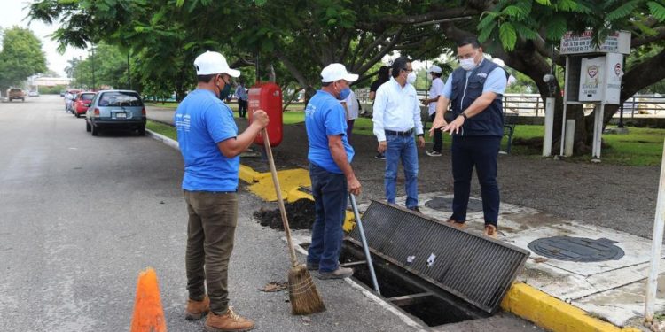 Renán Barrera Concha supervisó esta mañana los trabajos de limpieza y desazolve de rejillas y pozos pluviales ante llegada de huracán Delta