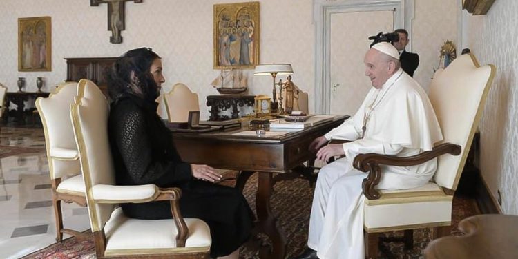 Beatríz Gutiérrez Muller, esposa del presidente Andrés Manuel López Obrador, se entrevistó con el Papa Francisco en el Vaticano