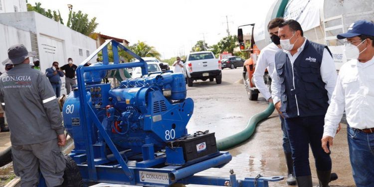 El gobierno federal, a través de la Conagua, apoya la evacuación de agua en el Fraccionamiento Las Américas, en colaboración con el Ayuntamiento de Mérida y el gobierno del Estado