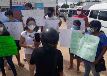 Un grupo de vecinos y locatarios (que tienen puestos fijos) realizaron manifestación para “apoyar las obras de mejoramiento del parque y construcción del mercado” de Chicxulub Puerto