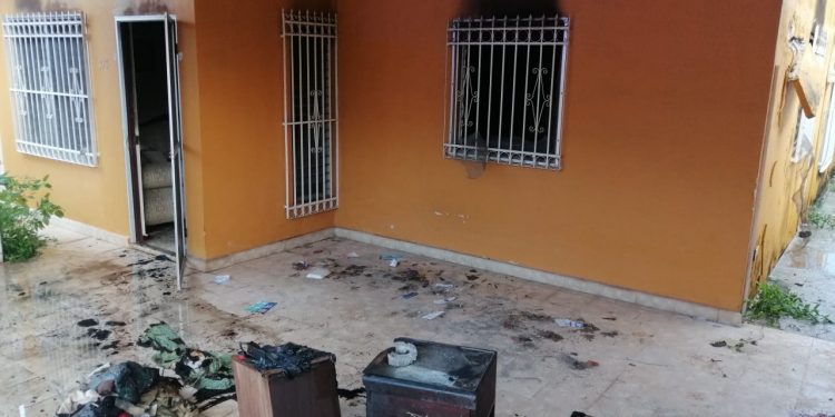 Un incendio fue sofocado por los bomberos en el fraccionamiento del Parque / El fuego se originó, al parecer, por un cortocircuito