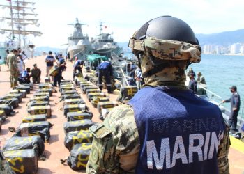 La Secretaría de Marina asegura aproximadamente dos toneladas de cocaína en altamar / Se trata de 95 bultos que estaban flotando en balizas