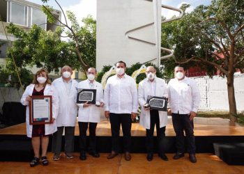 El alcalde Renán Barrera reconoció el esfuerzo, compromiso y labor humanitaria de los médicos, durante ceremonia