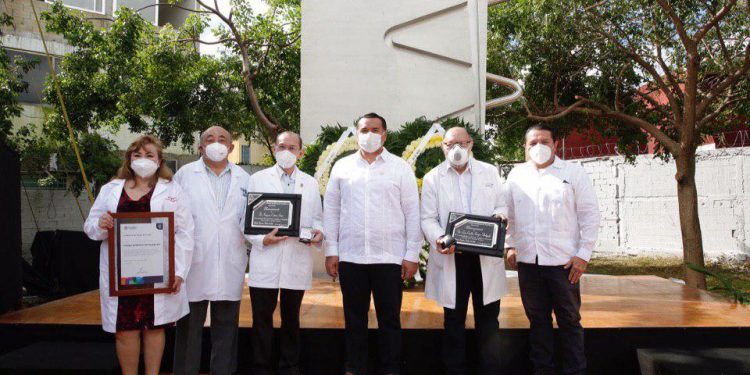 El alcalde Renán Barrera reconoció el esfuerzo, compromiso y labor humanitaria de los médicos, durante ceremonia