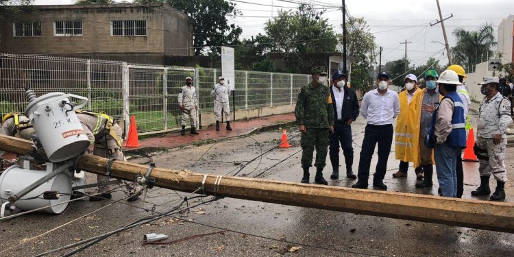 El gobernador Mauricio Vila Dosal realiza una gira por el municipio y la ciudad de Tizimín para corroborar daños y supervisar ayuda de la población