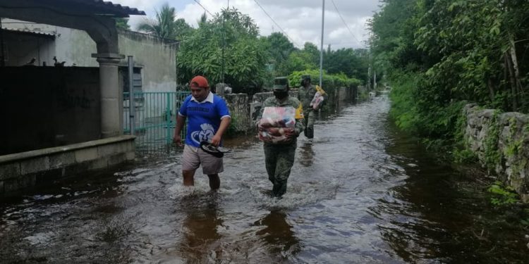 Militares repartieron despensas en apoyo a los poblados del municipio de Mérida, Yucatán a los habitantes afectados por el huracán Delta de las comisarías de Cosgaya, Komchén y Xcunyá