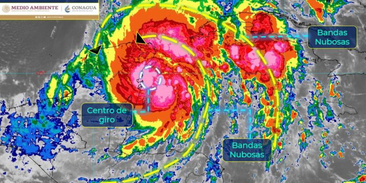 La Tormenta Tropical “Gamma” continúa intensificandose mientras se dirige hacia Quintana Roo generando lluvias torrenciales y vientos muy fuertes