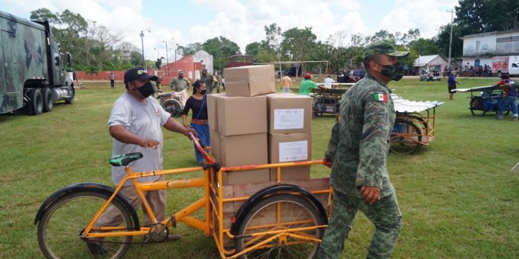 Militares de la Secretaría de la Defensa Nacional y de la 32 Zona Militar siguen con la entrega de artículos del FONDEN en Yucatán