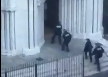 Una mujer fue decapitada el jueves y otras dos personas murieron en un atacante con cuchillo en la ciudad de Niza