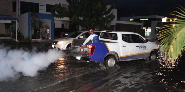 Este lunes inicia el operativo de fumigación por aire y tierra en fraccionamientos y comisarías del norte de Mérida que resultaron afectados por inundaciones a causa del huracán Delta