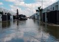 En los fraccionamientos del norte de la capital yucateca, el agua continúa brotando de diferentes lugares, esto debido a que  los niveles del manto freático subió 5 metros