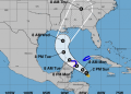 Zeta se mantiene semi-estacionaria al sureste de las costas de Quintana Roo / Se pronostica que se convierta en huracán el martes