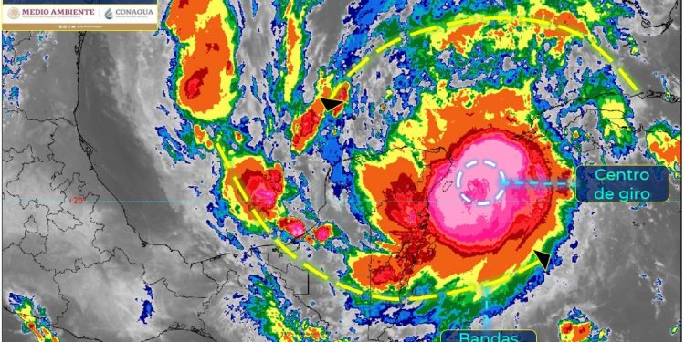 Huracán Delta, categoría 3, provoca lluvias intensas a torrenciales en la Península de Yucatán con vientos fuertes y rachas de 150 a 240 km/h