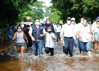 Gobernador Mauricio Vila Dosal y el alcalde de Mérida, Renán Barrera Concha, recorrieron las comisarías del norte de la capital inundadas y afectadas por el huracán Delta