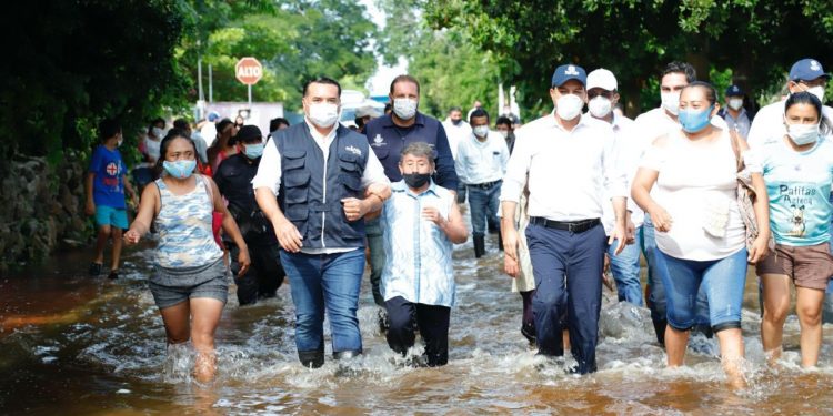 Gobernador Mauricio Vila Dosal y el alcalde de Mérida, Renán Barrera Concha, recorrieron las comisarías del norte de la capital inundadas y afectadas por el huracán Delta