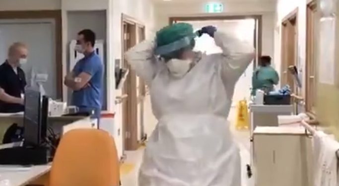 El gobierno de Irlanda del Norte decretó el cierre de colegios y bares para intentar contener los contagios del coronavirus