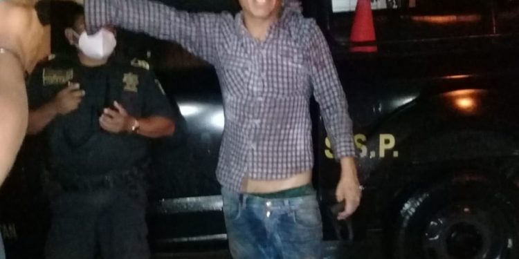 Ebrio ladrón se cayó en la colonia Bojórquez al pretender huir con su botín: un tanque de gas butano y se partió la cara