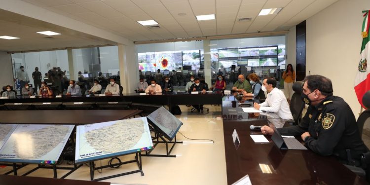 Por diluvio de Delta, pide el gobernador Vila la declaratoria de Emergencia para 19 municipios de Yucatán / Más de 300 mil habitantes afectados por inundaciones, cortes de electricidad, de agua potable