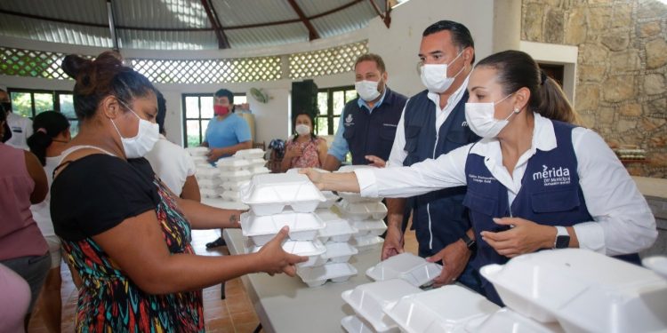 El alcalde Renán Barrera Concha visitó un albergue habilitado en Ciudad Caucel para recibir a los damnificados de algunas comisarías por las inundaciones