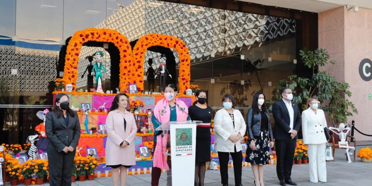 La diputada Dulce María Sauri Riancho inauguró en la Cámara de Diputados la ofrenda de Día de Muertos y homenaje a 22 personas muertas en dicha Cámara legislativa