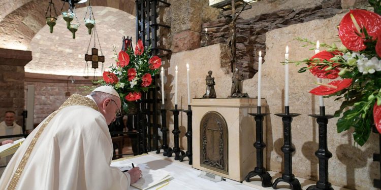 El mercado solo no resuelve todo, aunque otra vez nos quieran hacer creer este dogma de fe neoliberal; no todo se resuelve con la libertad de mercado, advierte en el Papa en su nueva encíclica