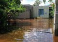 Familias de las comisarías de Noc Ac y Cheumán aún padecen las inundaciones que provocó el huracán Delta: patios y casas rebosan agua que cada vez huele peor