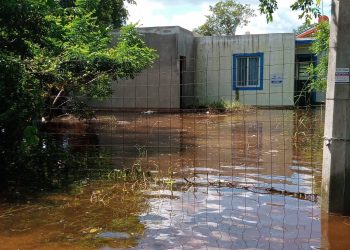 Familias de las comisarías de Noc Ac y Cheumán aún padecen las inundaciones que provocó el huracán Delta: patios y casas rebosan agua que cada vez huele peor