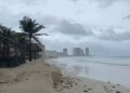 Realizan evacuación de zona hotelera de Cancún, de Holbox, de Puerto Morelos y de otros puntos considerados de alto riesgo / Cerrarán aeropuertos
