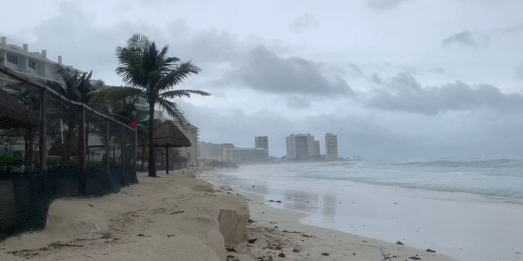 Realizan evacuación de zona hotelera de Cancún, de Holbox, de Puerto Morelos y de otros puntos considerados de alto riesgo / Cerrarán aeropuertos