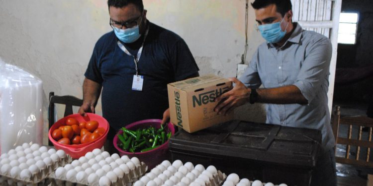 Entrega DIF Yucatán 1.5 toneladas de alimentos a familias afectadas por huracán Delta / En Cosgaya se instaló una cocina comunitaria