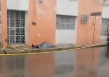 Una persona sin domicilio y sin identificar, que vivía en el centro de Mérida deambulando, fue hallada muerta en una banqueta de la calle 63