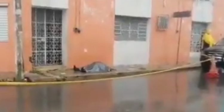 Una persona sin domicilio y sin identificar, que vivía en el centro de Mérida deambulando, fue hallada muerta en una banqueta de la calle 63