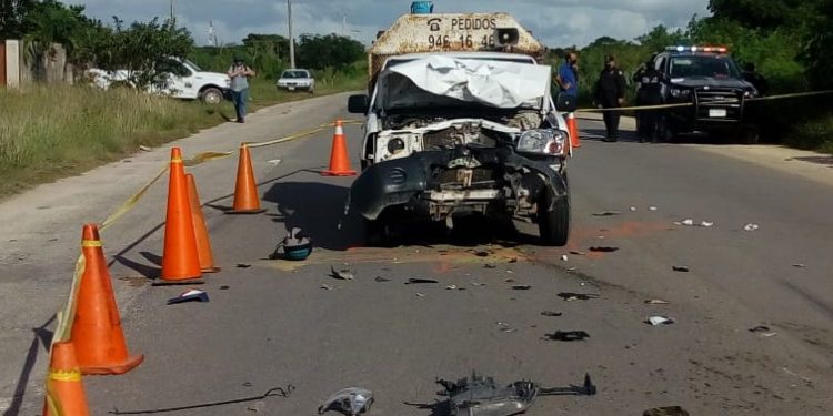 Trágica muerte de motociclista al chocar de frente con camioneta de reparto de gas de la empresa Tomza en la carretera Umán-Samahil