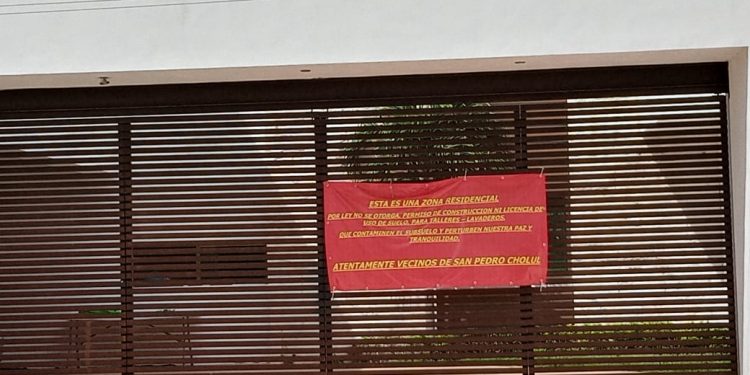 Vecinos de la calle 20 y 25 de la colonia San Pedro Cholul piden la intervención de las autoridades para poner fin a la actividad de un taller de pintura-lavado de autos
