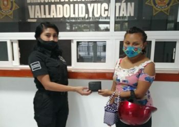 Ciudadano entregó cartera a la policía municipal de Valladolid que se encontró en la calle: fue devuelta a su propietaria