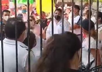 Maestros impidieron la entrada a usuarios de los servicios de la Secretaría de Educación y salida del personal con cadenas y autos atravesados/ Exigen pago atrasado de recursos del gobierno federal