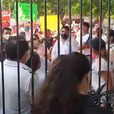 Maestros impidieron la entrada a usuarios de los servicios de la Secretaría de Educación y salida del personal con cadenas y autos atravesados/ Exigen pago atrasado de recursos del gobierno federal