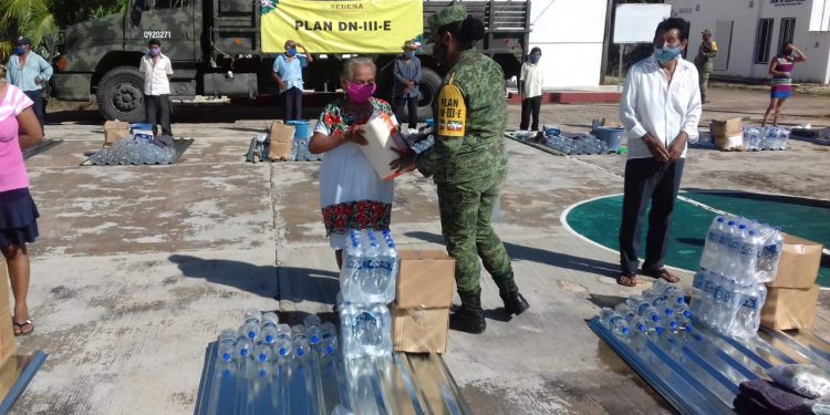 Personal militar en Yucatán llevó a cabo la distribución de insumos del FONDEN a familias que resultaron afectadas por el paso del Huracán Delta