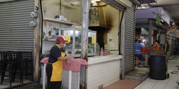 En los mercados de Mérida todos los accesos de ambos mercados serán de entrada y salida, únicamente se instalarán vallas para señalar los diferentes carriles