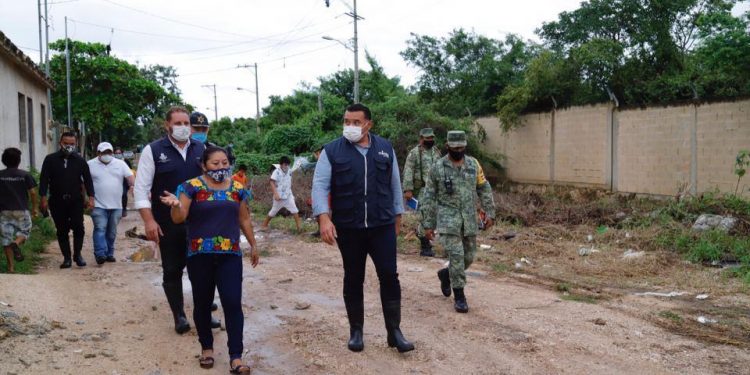 Barrera Concha agradeció la labor del ejército, especialmente en Mérida, por su apoyo en la atención a la población afectada por las inundaciones