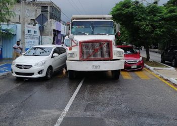El conductor de un volquete chocó contra dos autos por no respetar su distancia y conducir con exceso de velocidad con la cinta asfáltica, además, mojada