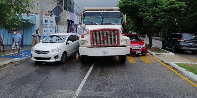 El conductor de un volquete chocó contra dos autos por no respetar su distancia y conducir con exceso de velocidad con la cinta asfáltica, además, mojada